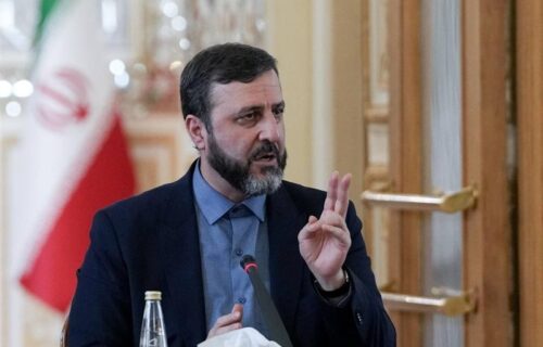 غریب آبادی: ملت ایران در برابر فشار عقب‌نشینی نمی‌کند