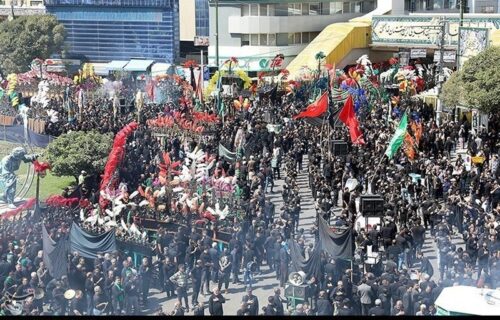 حرکت دسته عزاداری شهادت امام رضا (ع) به سمت بیت رهبر شهید