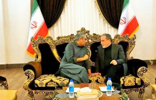 گفت‌وگوی عراقچی با وزیر کشور پاکستان در فرودگاه مشهد