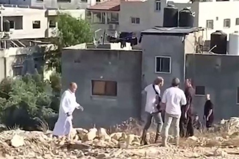 دفاع یک فلسطینی از خانواده‌اش در برابر هجوم اوباش صهیونیست